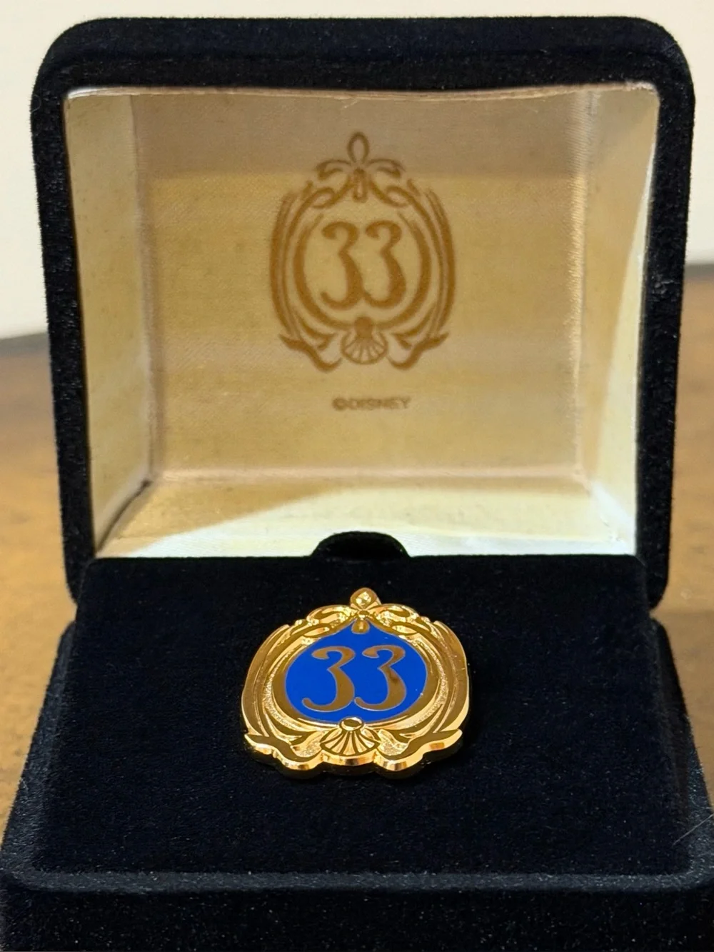NEW DISNEYLAND CLUB 33 OFFICIAL GOLD & BLUE LOGO PIN LAPEL PIN IN BRANDED CASE